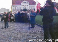 3277.Manifestacja patriotyczno-religijna w 56. rocznice rozstrzelania mieszkancow Ziemi Gostynskiej (Rynek w Gostyniu, 21.10.1995 r.)