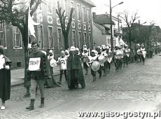 3277.Uczniowie Szkoly Podstawowej nr 2 w Gostyniu w pochodzie wiekow z okazji 700-lecia miasta (1978 r.)