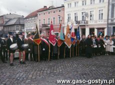 3278.Manifestacja patriotyczno-religijna w 56. rocznice rozstrzelania mieszkancow Ziemi Gostynskiej (Rynek w Gostyniu, 21.10.1995 r.)