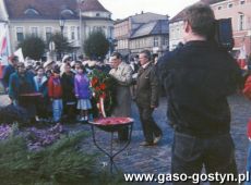 3279.Manifestacja patriotyczno-religijna w 56. rocznice rozstrzelania mieszkancow Ziemi Gostynskiej (Rynek w Gostyniu, 21.10.1995 r.)