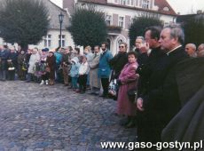 3280.Manifestacja patriotyczno-religijna w 56. rocznice rozstrzelania mieszkancow Ziemi Gostynskiej (Rynek w Gostyniu, 21.10.1995 r.)