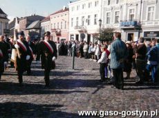 3281.Manifestacja patriotyczno-religijna w 56. rocznice rozstrzelania mieszkancow Ziemi Gostynskiej (Rynek w Gostyniu, 21.10.1995 r.)