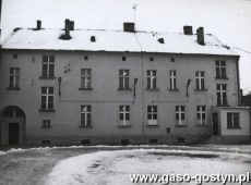 3299.Budynek Zasadniczej Szkoly Zawodowej w Gostyniu (widok od strony podworza, ok. 1981 r.)