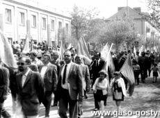 3311.Pracownicy Wielkopolskiej Huty Szkla w Gostyniu w pochodzie 1-majowym.JPG