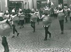 3311.Uczniowie Szkoly Podstawowej nr 2 w pochodzie wiekow z okazji 700-lecia Gostynia (1978 r.)