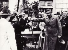 3319.50- lecie Ochotniczej Strazy Pozarnej w Pogorzeli (27 czerwca 1937 r.), sztandar wrecza gen. brygady Stanislaw Taczak (przewodniczy Okregu Zarzadu Strazy Pozarnych w Poznaniu)