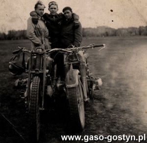 332.Zawodnicy Moto Klubu Unia Gostyn w drodze na Zjazd Plakietowy do grobu sw.Wojciecha w Gnieznie, od lewej Henryk Ignasiak, Stanislaw Trabka i Waclaw Wechmann (25 kwietnia 1948 r.)