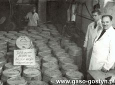 3322.Powiatowa Spoldzielnia Mleczarska w Gostyniu-jubileuszowa 10 000. beczka masla eksportowego (1959 r.), od prawej Cz. Andrzejewski (z-ca prezesa i kierownik produkcji) i Cz. Bogdanski (kierownik laboratorium)