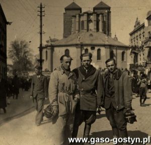 333.Zawodnicy Moto Klubu Unia Gostyn na Zjezdzie Plakietowym do grobu sw.Wojciecha w Gnieznie, od lewej Henryk Ignasiak, Stanislaw Trabka i Waclaw Wechmann (25 kwietnia 1948 r.)