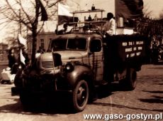 3333.Samochod Spoldzielni Mleczarskiej w Gostyniu mija trybune honorowa przed siedziba Komitetu Powiatowego PZPR przy ulicy Swierczewskiego.JPG