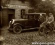 334.Samochod Oldsmobile i motocykl Sarolea Stanislawa Grzeskowiaka z Gostynia przed oddzialem jego firmy Fabryki Maszyn w Kobylinie (1931 r.)