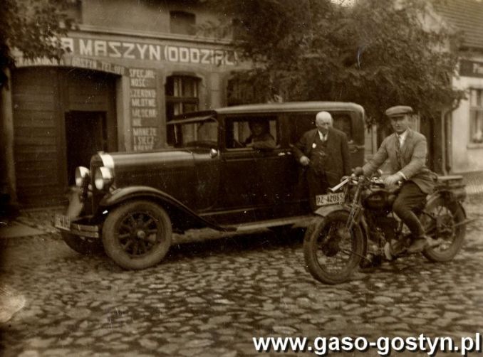 334.Samochod Oldsmobile i motocykl Sarolea Stanislawa Grzeskowiaka z Gostynia przed oddzialem jego firmy Fabryki Maszyn w Kobylinie (1931 r.)