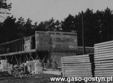 3352.Budowa budynku socjalnego w Wieleniu w osrodku wczasowym Wielkopolskiej Huty Szkla w Gostyniu (1975 r.)