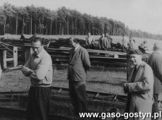 3356.Rozbudowa Huty Szkla w Gostyniu-stoja od lewej Spaczynski, Salomonski,Sobieraj (dyrektor), Eitner i Dopierala (15 wrzesnia 1958 r.)