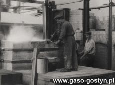 3360.Gostynska huta szkla na zdjeciu z 1945 roku (przy kieszeni zasypu wanny nr 1)