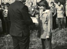 3365.Zakonczenie Nieobozowanej Akcji Letniej w Gostyniu (1974 r.), nagrode wrecza szef sztabu NAL hm. Fr. Glura