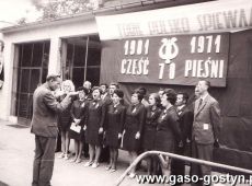 3375.Gostynski Chor Dzwon podczas wystepu w Dolsku z okazji 70-lecia Kola Spiewackiego Lutnia (Dolsk, 20 czerwca 1971 r.)