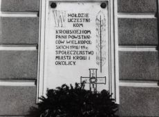 3376. 6 stycznia 1959 roku w Krobi odslonieto tablice marmurowa ufundowana przez spoleczenstwo w holdzie uczestnikom Krobskiej Kompanii Powstancow Wielkopolskich 1918-1919 r.