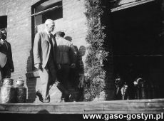3378.Wojewoda poznanski dr Mikolaj Kwasniewski podczas wizyty w gostynskiej mleczarni (21 sierpnia 1935 r.)