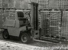 3384.Wozek elektryczny wysokiego podnoszenia w Wielkopolskiej Hucie Szkla w Gostyniu (1973 r.)