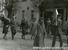 3404.Rynek w Gostyniu - nauczyciele i uczniowie Liceum Ogolnoksztalcacego w pochodzie 1-majowym (1979 r.)