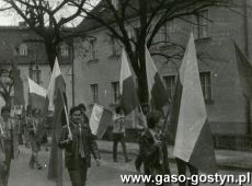 3405. Uczniowie Liceum Ogolnoksztalcacego maszeruja w pochodzie 1-majowym (ulica Dzierzynkisego, obecnie ks. Olejniczaka, 1979 r.)