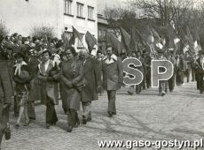 3406.Nauczyciele i uczniowie Liceum Ogolnoksztalcacego w pochodzie 1-mjowym (1979 r.)