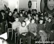 3412.Swiateczna wizyta uczniow (czlonkow PCK) gostynskiego Liceum Ogolnoksztalcacego w Gostyniu w Panstwowym Domu Dziecka w Bodzewie (1979 r.)