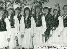 3419.Podczas koncertu Z DEDYKACJA RODZINIE w Zakladowym Domu KUltury HUTNIK w Gostyniu (1980 r.) wystapil zespol muzyczno-wokalny OSIEM SIOSTR ze wsi Pradnik Korzkiewski kolo Krakowa