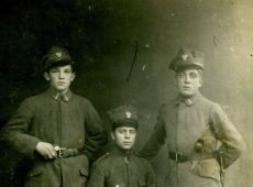 3419.Troczynski Ignacy z Siedlca, Celka Antoni z Ludwinowa i Figielek Ignacy z Siedlca - powstancy wlkp. kompanii koscianskiej (pamiatkowe zdjecie z frontu pod Chodzieza, 1919 r.)