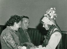 3421.Podczas koncertu Z DEDYKACJA RODZINIE w Zakladowym Domu KUltury HUTNIK w Gostyniu (1980 r.) wystapil zespol muzyczno-wokalny OSIEM SIOSTR ze wsi Pradnik Korzkiewski kolo Krakowa