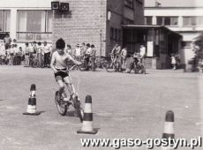 3433.Gry i zabawy uczniow ze Szkoly Podstawowej nr 3 w Gostyniu z okazji Miedzynarodowego Dnia Dziecka (1984 r.)