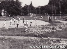 3435.Gry i zabawy uczniow ze Szkoly Podstawowej nr 3 w Gostyniu z okazji Miedzynarodowego Dnia Dziecka (1984 r.)