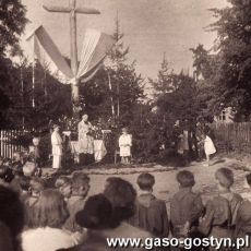 3439. Msza swieta podczas obozu harcerzy z Gostynia (okolice Leby, 1947 r.)