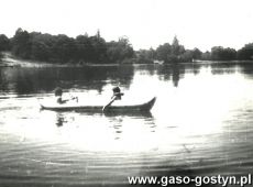 3456.Latem 1976 roku grupa mlodziezy Zasadniczej Szkoly Zawodowej z Gostynia wypoczywala na obozie nad jeziorem