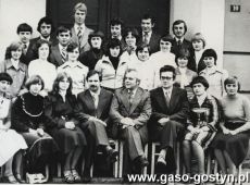 3481.Grono profesorskie i uczniowie Liceum Ogolnoksztalcacego w Gostyniu (1978 r.)