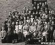 3483.Nauczyciele i uczniowie Szkoly Podstawowej w Brzeziu (1959 r.)