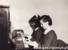 3486.Spoleczne Ognisko Muzyczne w Gostyniu (1972 r.)- na fortepianie graja uczennice II roku, siostry Aldona i Magdalena Majchrzak
