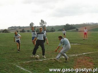 3506.Nauczyciele kontra uczniowie - mecz na boisku w Daleszynie (1993 r.)