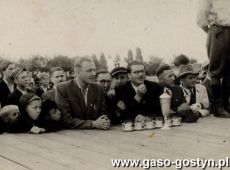 351.Zawody motocyklowe w Gnieznie - trzeci od prawej stoi Witlod Portalski z Motoklubu Unia Gostyn (Gniezno, 5 wrzesnia 1948 r.)