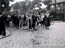 3512.Mlodzi gostyynianie wracaja  z festiwalu mlodziezy - Gostyn, 15 sierpnia 1955 r. (okolice dworca kolejowego)