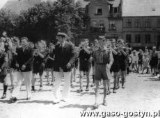 3520.Rynek w Krobi - przemarsz harcerzy