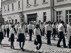 3526.Uczniowie Liceum Ogolnoksztalcacego w pochodzie 1-majowym (Gostyn, ulica PPR, obecnie Kolejowa)