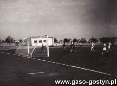 353.Mecz pilkarski na stadionie w Gostyniu (lata60.  XX wieku)
