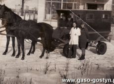 3537.Woz Wladyslawa Tomczaka, ktorym dowozil dzieci z Czachorowa do Szkoly Podstawowej w Sikorzynie (okres PRL-u), zdjecie wykonano przed sklepem w Sikorzynie