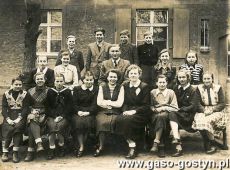 3542.Nauczyciele (Irena Kazmierczak Nedzewicz, kierownik Stefania Przybylska (Muszynska), Jozef Cichowlas) i uczniowie klasy VII Szkoly Podstawowej w Daleszynie (1954 r.)