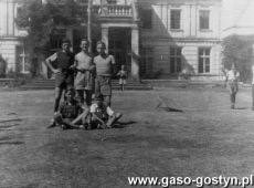 3546.Przed palacem w Zimnowodzie (1953 r.) - kolonia letnia dzieci z powiatu gostynskiego