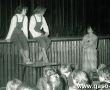 3547.Teatr z Gniezna w sztuce O DWOCH TAKICH, CO UKRADLI KSIEZYC na scenie M-GOK w Gostyniu (30 stycznia 1985 r.)-po przedstawieniu Jacek i Placek spotkali sie z widzami