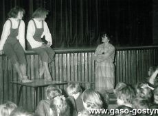 3547.Teatr z Gniezna w sztuce O DWOCH TAKICH, CO UKRADLI KSIEZYC na scenie M-GOK w Gostyniu (30 stycznia 1985 r.)-po przedstawieniu Jacek i Placek spotkali sie z widzami