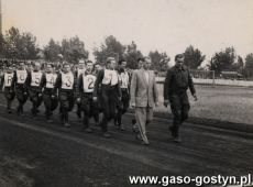 356.Zuzlowcy Kolejarza Rawicz przed meczem z Ogniwem Lodz , w plastronie z numerem 5 Henryk Ignasiak z Gostynia (Lodz, 23 sierpnia 1953 r.)